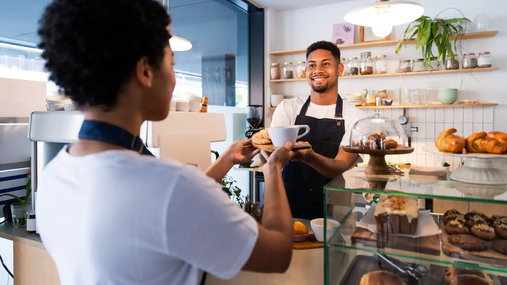 Barista membuat kopi